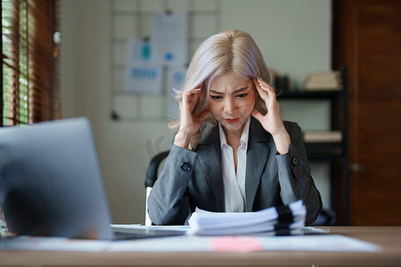 中小企业主、使用计算机和财务报表的女性对扩大市场以提高投资业务能力的焦虑表达