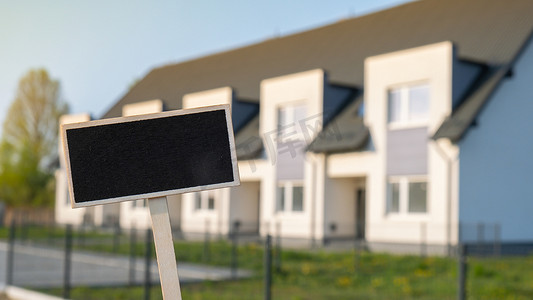 物业模板摄影照片_针对公寓家庭住宅的空白黑色广告牌空样机模板黑板标签在联排别墅。