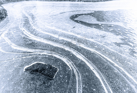 为目的摄影照片_黑白抽象图像以冰面的特写视图为特色，用适合各种设计项目的冰创建纹理和视觉上有趣的背景。