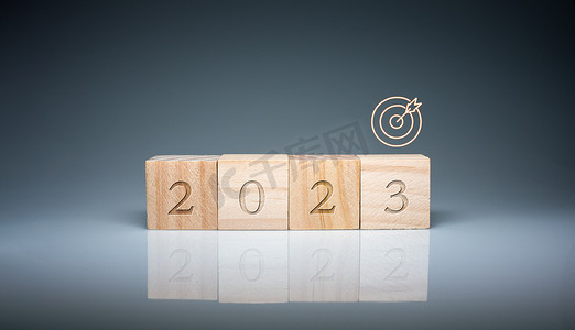 与字母 2023 对齐的木块。代表 2023 年的目标设定，一个开始的概念。