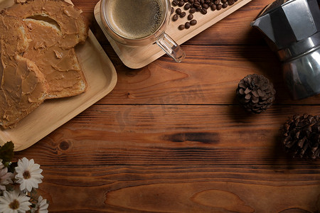 木制背景上的花生酱三明治或烤面包和咖啡杯。