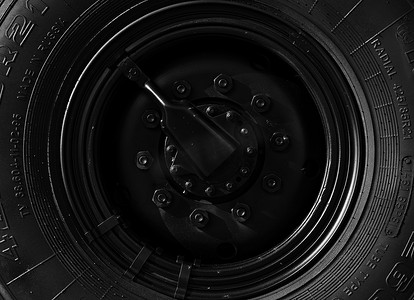 低压系统摄影照片_低压轮胎，带自动打气系统。