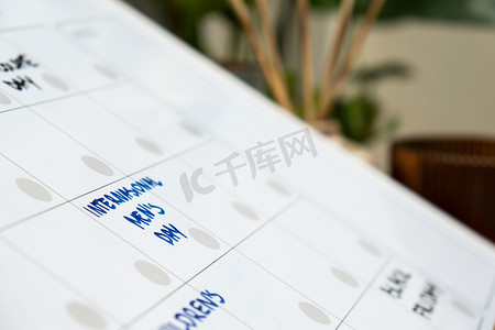 天猫七夕节主图摄影照片_日历上的国际男士日提醒重要活动约会每月计划者。