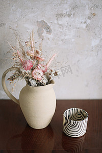 陶瓷花瓶中干花的简约构成作为家居装饰。