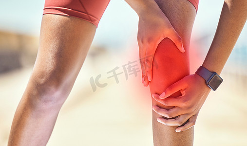 海边的膝盖疼痛、手和黑人女跑步者在健身、训练和跑步时受伤。