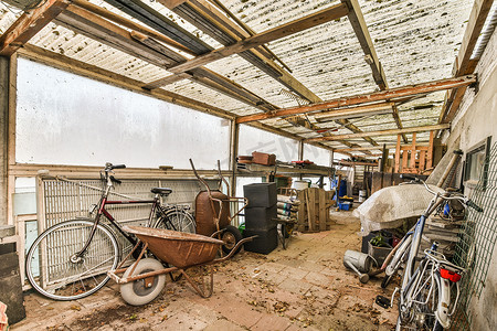 工厂其他摄影照片_一个有自行车和其他物品的棚子