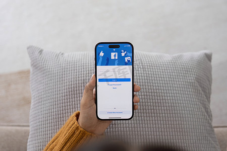 手机登录背景摄影照片_泰国清迈 - 2023 年 5 月 1 日：Facebook 社交媒体应用程序徽标登录、iPhone 14 移动应用程序屏幕上的注册页面亲自从事电子商务购物业务