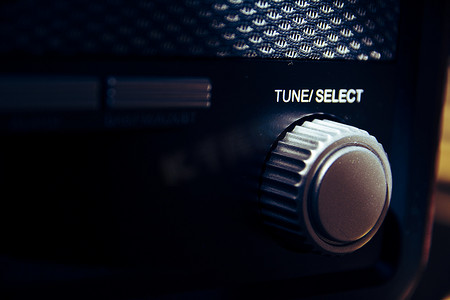老式和复古模拟收音机上的“调谐选择”按钮。
