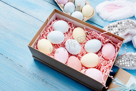 工艺盒中的彩色复活节彩蛋，复活节礼物的创意