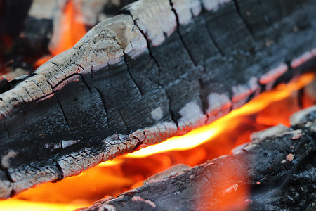 阴燃的煤炭从火。