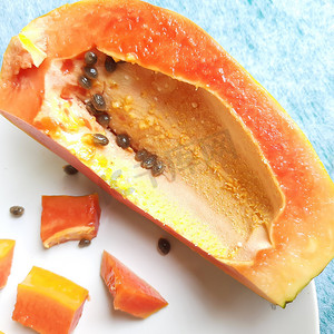 橙色新鲜木瓜保存在白色背景中，切块，富含纤维 维生素 C 和抗氧化剂 增强免疫力 对糖尿病患者和眼睛有益