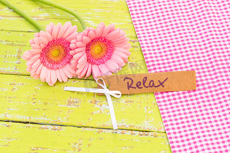 用美丽的粉红色花朵装饰的礼品卡上的放松词