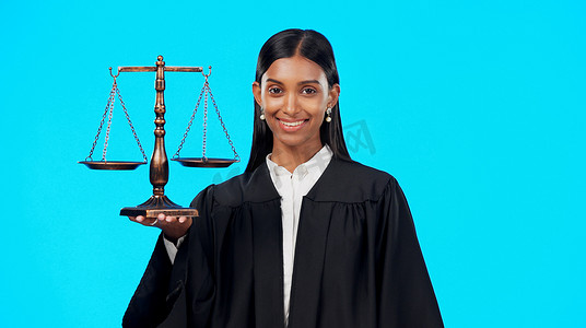 司法系统、职业服务或营销工作室中的肖像、天平或快乐的女律师。