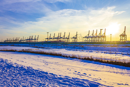 不来梅摄影照片_造船厂起重机造船厂起重机日落冬季集装箱港口不来梅港德国。