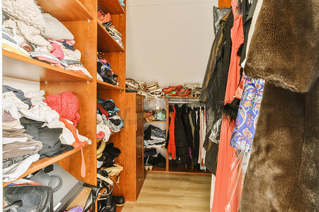 房间陈设摄影照片_一个装满衣服和衣柜的房间