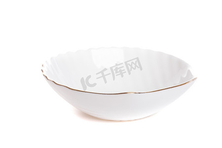 白色波纹沙拉碗，白色孤立背景上带有金色边框