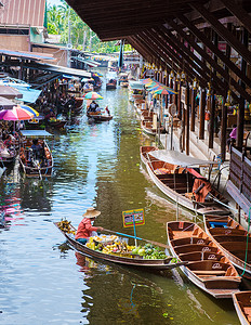 泰国留学摄影照片_人们在 Damnoen saduak 水上市场，曼谷泰国