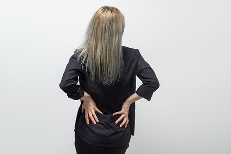 女人的背部和下背部疼痛。