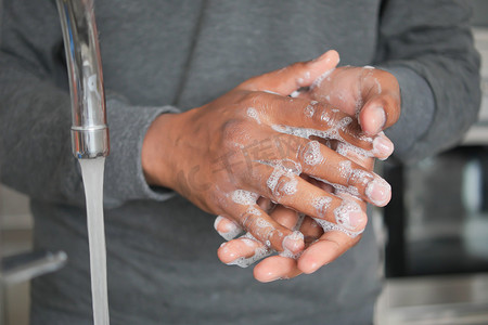 年轻人用肥皂温水洗手