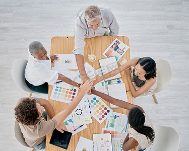 团队合作、双手或创意商务人士在会议上规划标志、品牌或营销颜色在纸上。