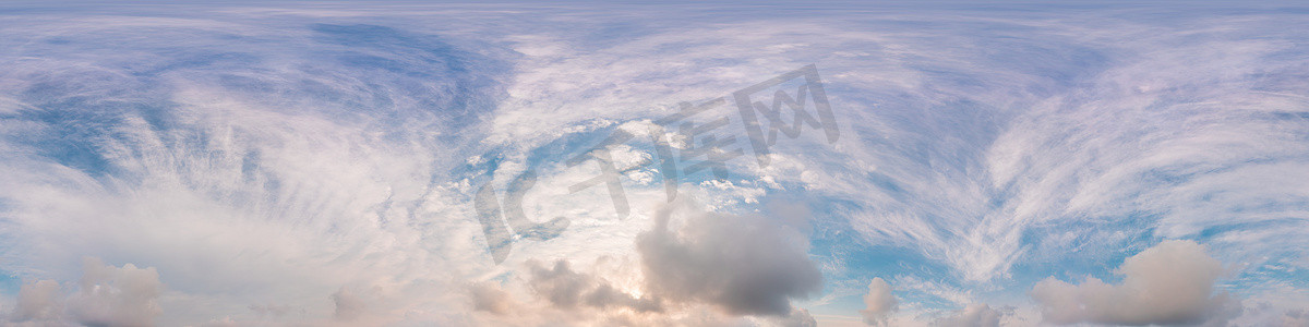 球形脉络摄影照片_蓝色的夏季天空全景与蓬松的积云。 