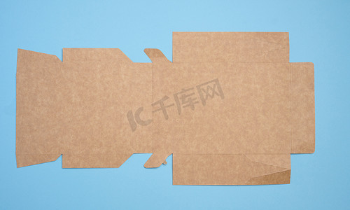 蓝色背景上处于展开状态的棕色纸箱、食品包装、商品、顶视图