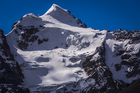 雄伟的天安门摄影照片_秘鲁安卡什安第斯山脉白雪皑皑的山峰和冰川