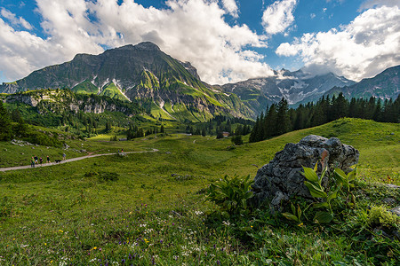 在美丽的 Lechquellen 山脉进行奇妙的徒步旅行