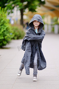 大外套摄影照片_有趣的小女孩穿着她父亲的外套