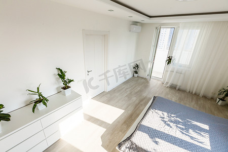 专属摄影照片_有镶木地板的简单的专属白色卧室