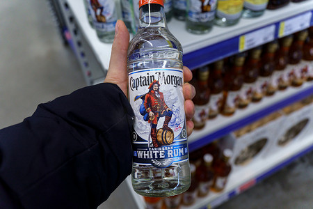 原标签摄影照片_俄罗斯秋门 — 2023年3月17日：摩根船长原瓶白朗姆酒。