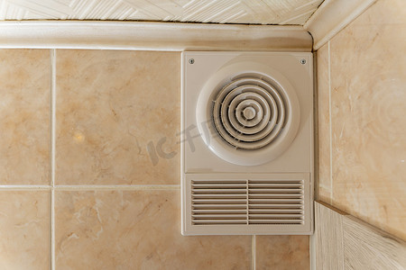 及时通风摄影照片_厕所内的通风格栅和排气扇。