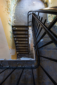 旧废弃建筑中旧矩形螺旋楼梯的顶视图