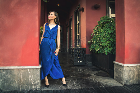 年轻美丽的亚洲女性的奢华时尚肖像，身着夏日蓝色连衣裙，内部装饰丰富，从侧面看，复制空间