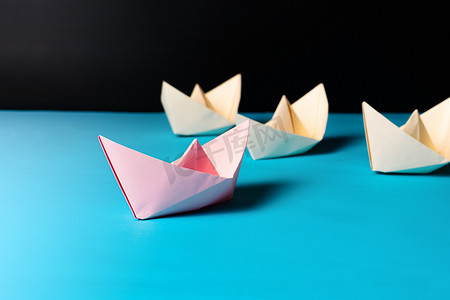 领导理念，粉红纸船带领黄船团队成员