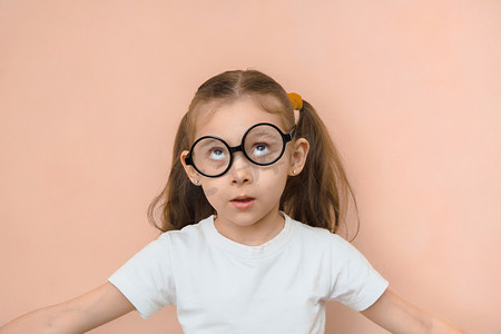 小学运动摄影照片_戴着歪圆眼镜的小学时代搞笑搞笑小女孩