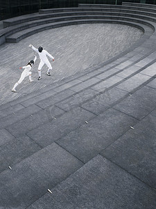 两名运动员在英国伦敦 Scoop 圆形剧场击剑，视野开阔