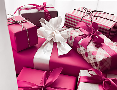 秋天生日会摄影照片_节日礼物和包装好的豪华礼物、粉色礼盒作为生日、圣诞节、新年、情人节、节礼日、婚礼和假日购物或美容盒交付的惊喜礼物