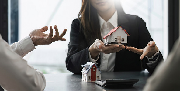 房屋模型与代理人和客户讨论购买、获得保险或贷款房地产或财产的合同......