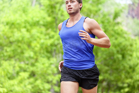 在路上奔跑的人-运动和健身赛跑者