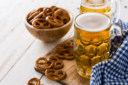 慕尼黑啤酒节啤酒和椒盐卷饼木制的桌子上。