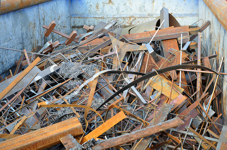 收集摄影照片_在一家金属加工厂收集废金属。
