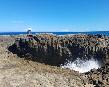 波多黎各伊莎贝拉的洞和岩石海岸，有水和椅子