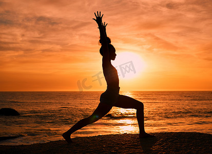 日出时在海滩上锻炼、训练和普拉提锻炼的女性的健身、瑜伽和剪影。