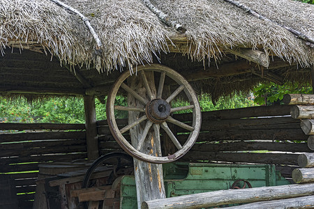 挂在一根木杆上的乡村手推车的轮子