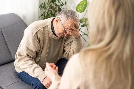 看护心理学家安慰美国老年人的心理健康、老年心理学、抑郁的老人与女性心理学家交谈、绝望的人、悲伤的情绪、老年人的担忧