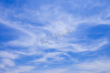 清澈的蓝色天空和柔和的白色多云