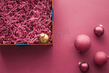 圣诞假期礼物和美容盒订阅包模型，用于豪华圣诞礼物或产品，空的开放式礼盒平铺在粉红色背景上作为在线购物交付，平面