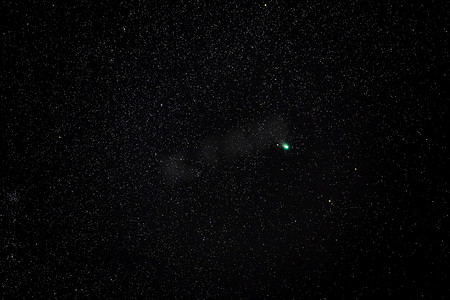 御座摄影照片_2023 年 2 月 7 日，德国黑森州富尔曼星座中的绿色彗星 C 2022 E3 ZTF
