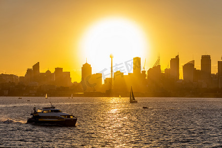 落山的太阳摄影照片_日落时的悉尼市中心，太阳落山